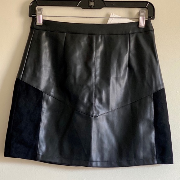 SEEK THE LABEL FAUX LEATHER & SUEDE MINI SKIRT - Picture 7 of 7